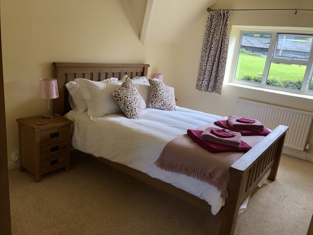 Beautiful 3 Bedroomed Cotswolds Farmhouse view 3
