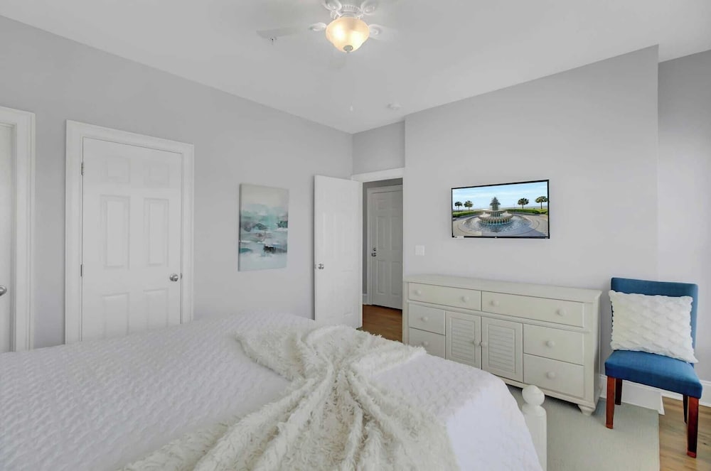 6 10th Avenue by Avantstay Steps to the Beach Pool 2691 Sqft