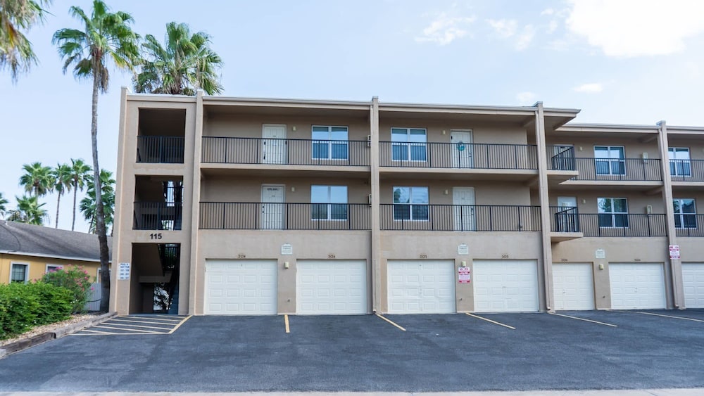 Cozy Family Retreat Steps To Beach Pool / Hot 2 Bedroom Apts