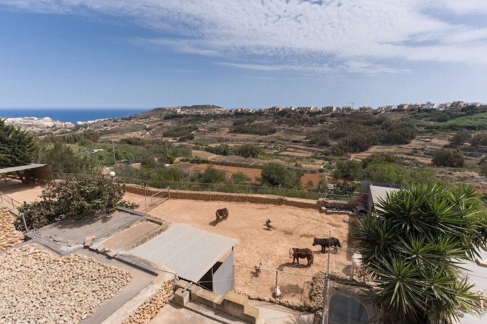 Property With Pool Access - Xaghra Near Marsalforn