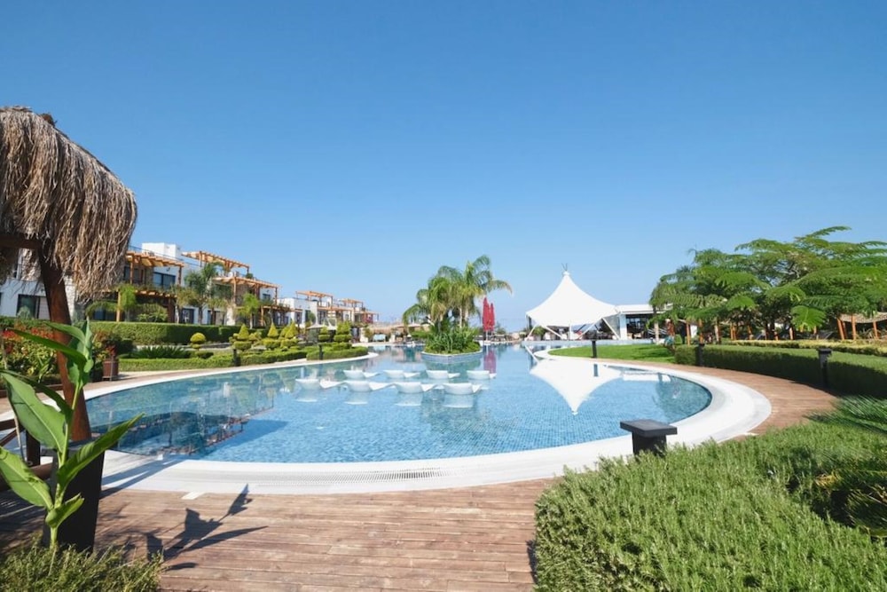 Gorgeous Seafront Villa in a Prime Resort