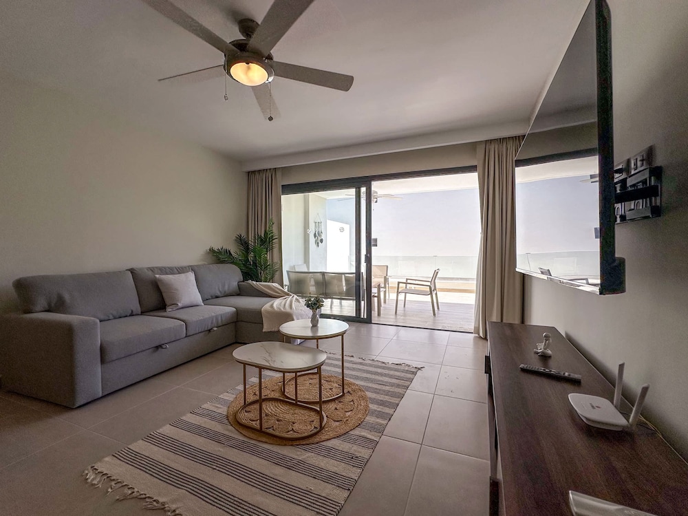 Beautiful Brand new Beach Condo w Picuzzi