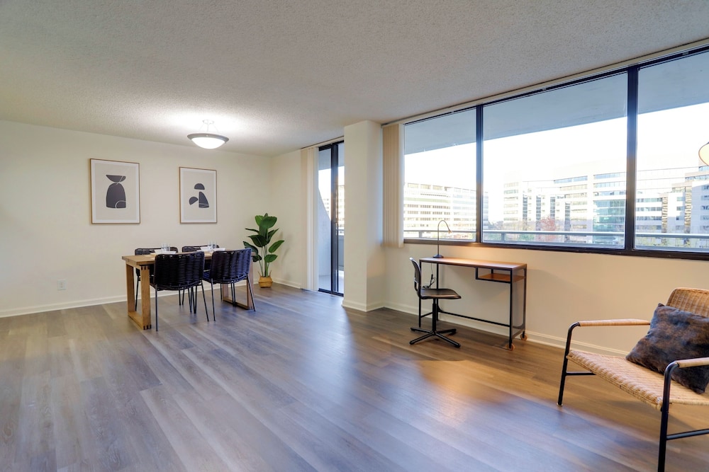Stay with Comfort in Crystal City