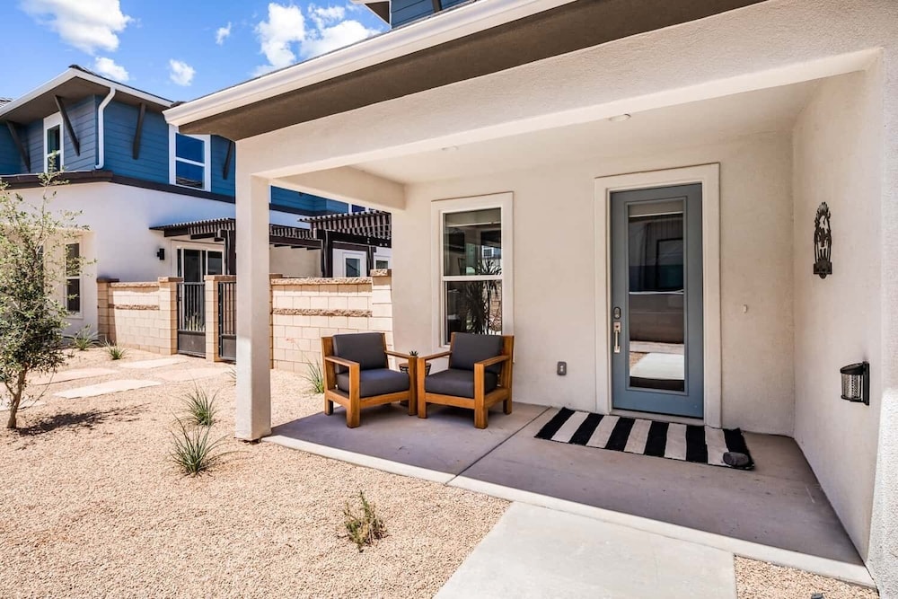 Desert Brooke Villa 6 Bedroom Townhouse view 3