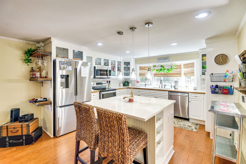 < 1 Mi to Boat Ramp: Canal-front Retreat in Astor!