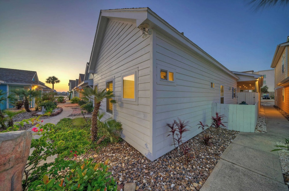 Sleeps 18 2 Beach Homes w/ 2 Pools, Playground, Covered Patios Pirates Bay