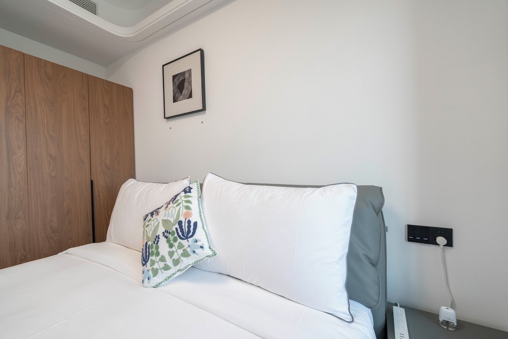 Tyms Hongqiao Deluxe 3BR 2BA APT