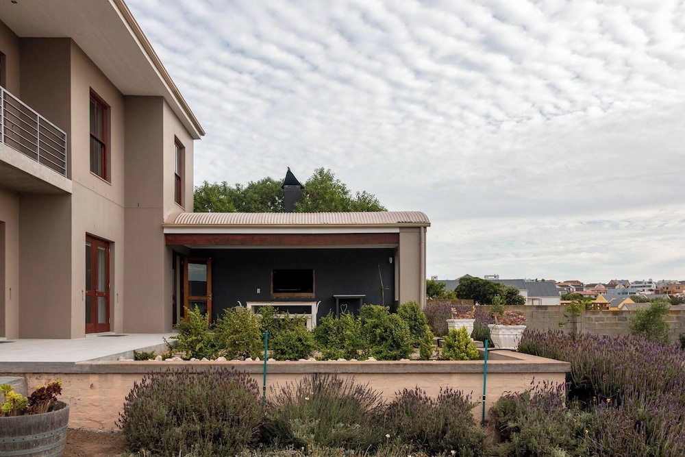 Serene Langebaan Getaway With Garden Views
