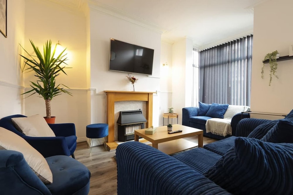 House-sleeps8-parking-garden