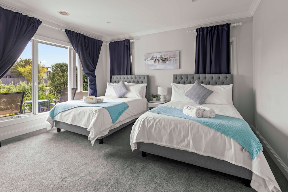StayAU Contemporary 5BRM Families Home Point Cook