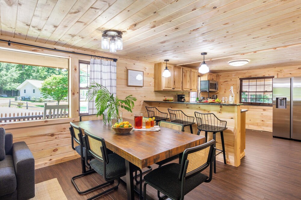 2 Mi to Dtwn: Spacious Gatlinburg Home w/ Hot Tub!