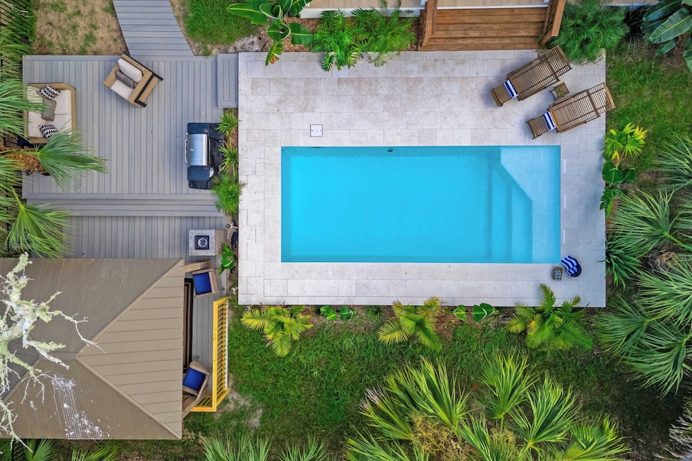 Serenity at Surfside by Avantstay Pool, Porches, Fire Pit & Arcade Near Vilano Beach