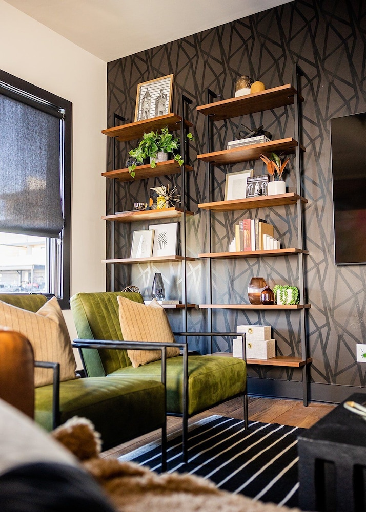 Heart of Gulch - 4 Min to Broadway - Designer Home