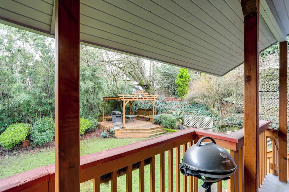 Charming Tudor-style Apt Near Green Lake!