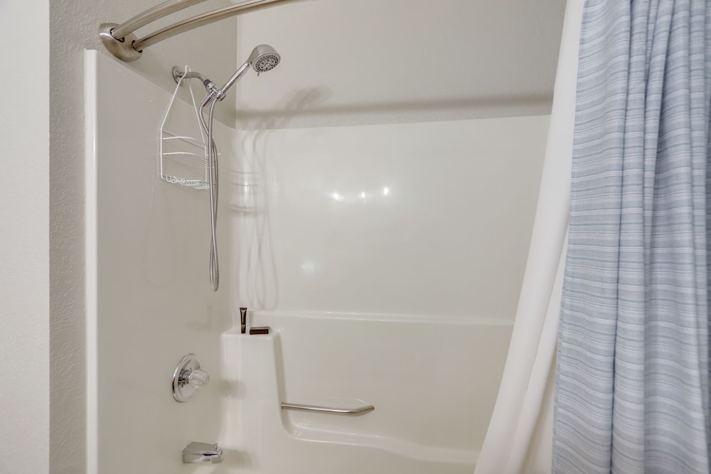 Boat Slip & Pool Access: Oak Harbor Haven!