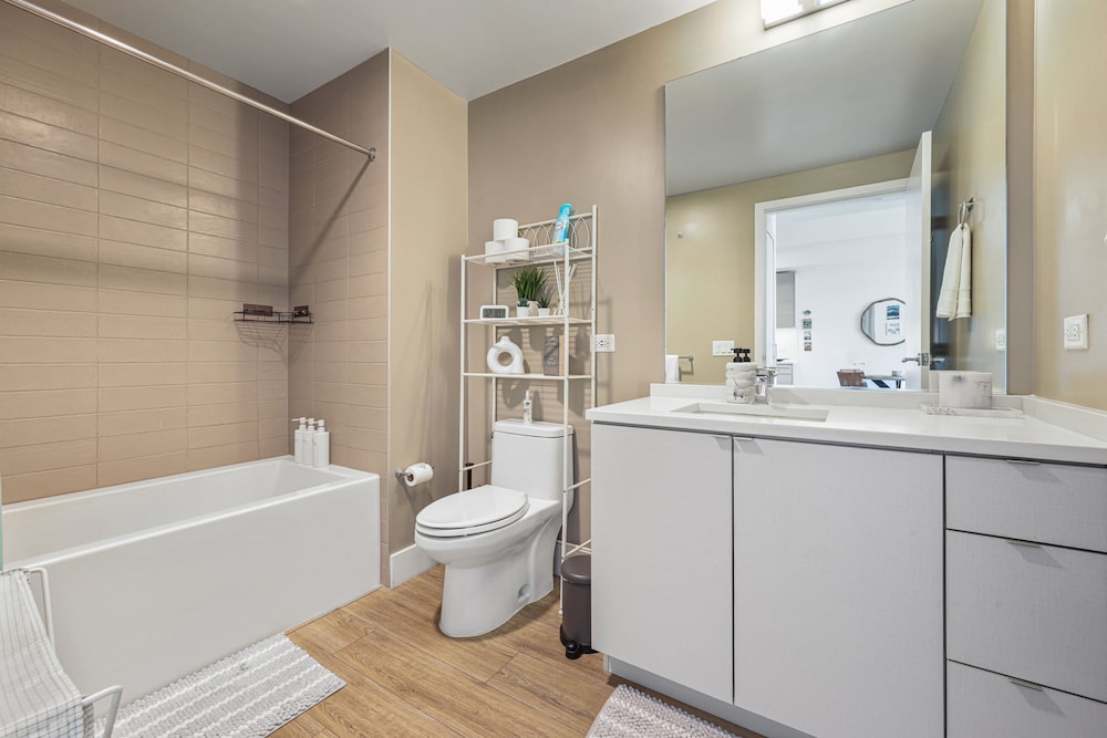 NEW Upscale Downtown San Diego Stay Queen Bed Pool Sauna