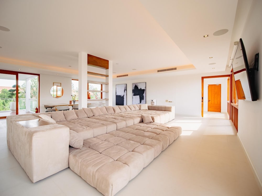 Luxurious 5bedroom White Estate Villa Private Lake