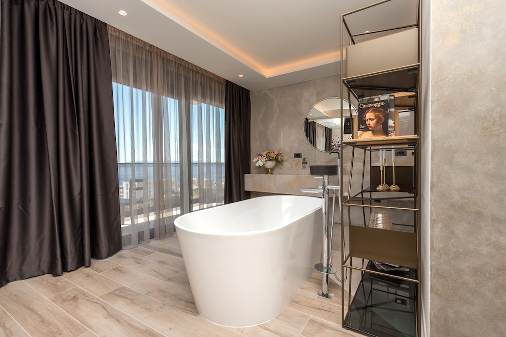 Aurelia 8 view 5