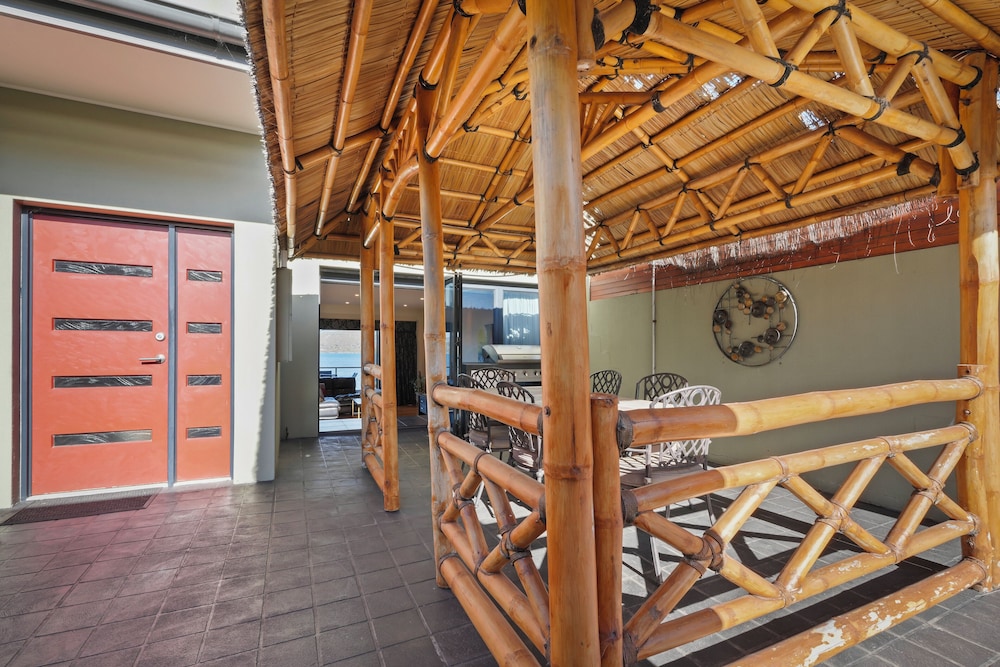 Waterfront Home - Gorgeous Views - 2 Bed