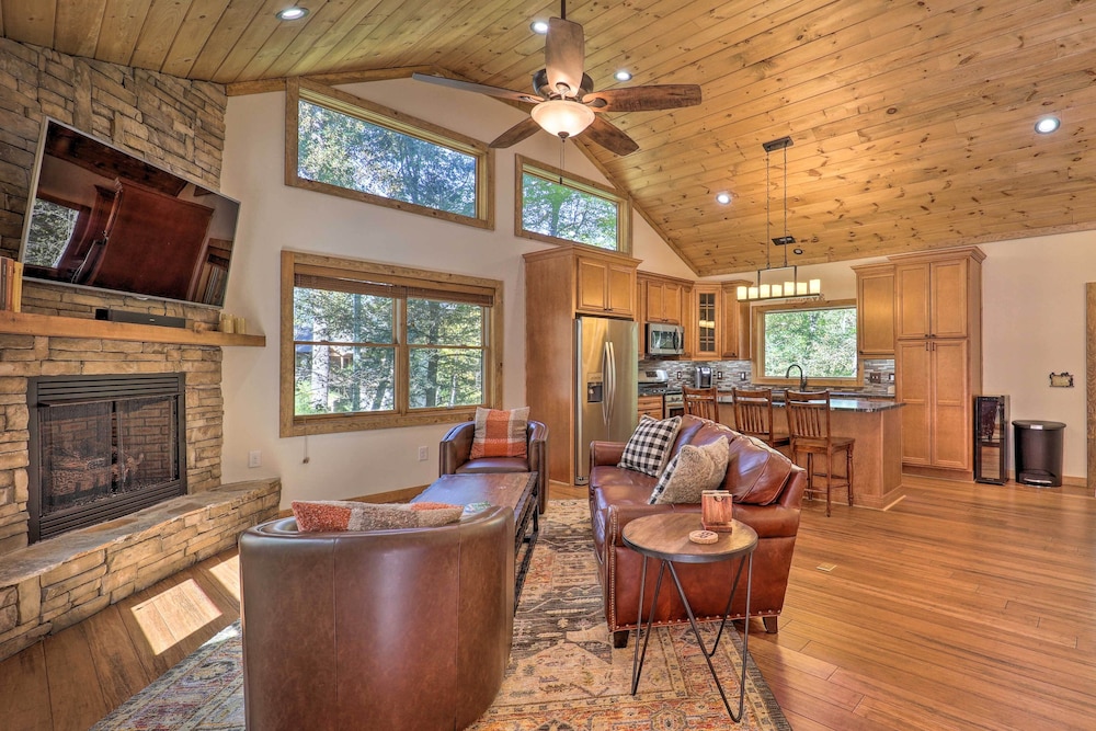 Treetop Cabin w/ Hot Tub, Near Appalachian Ski