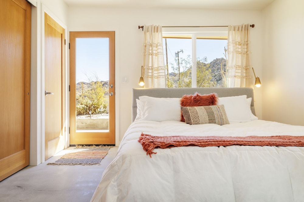 La Luna Azul - Privacy In The Boulders W/ Hot Tub & Fire Pit 2 Bedroom Home by RedAwning view 2