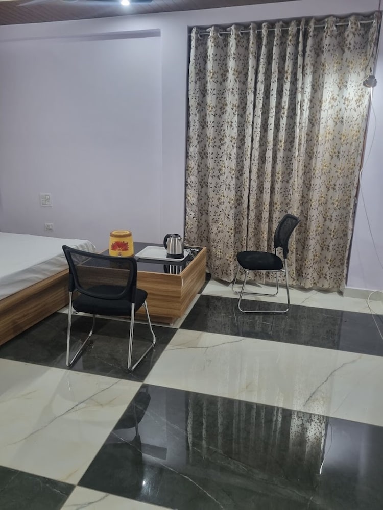 Shri Anand Hotel Berinag