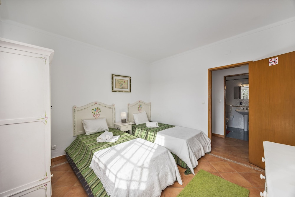 Muxima in Quelfes With 3 Bedrooms and 2 Bathrooms