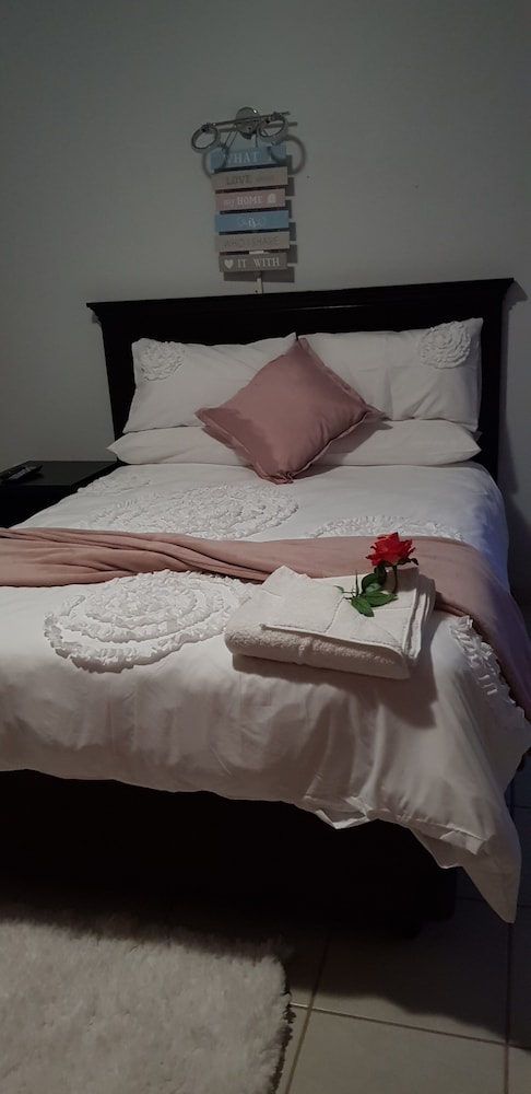 Rose and Thorn Guesthouse - Adults Only view 5