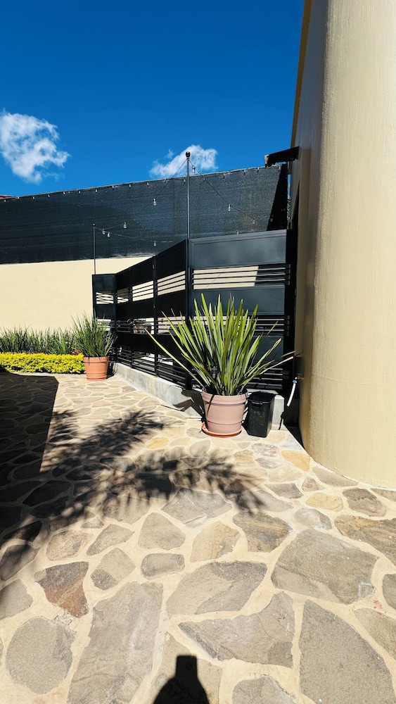 Modern 1 Bedroom Guesthouse - Free Bikes - Huge Patio - Gym - Pickleball Court