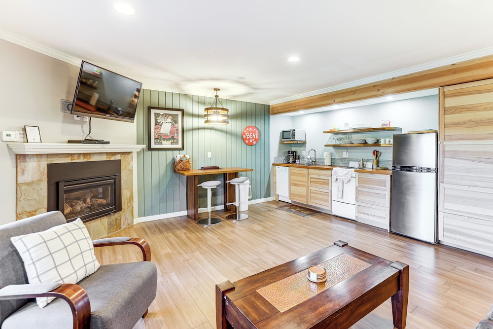 19 Mi to Mt Bachelor Ski Resort: Condo w/ Grill