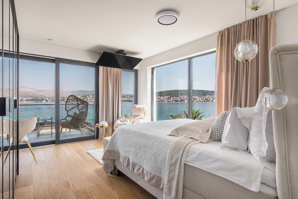 Villa Palace Al Nera Luxurius at sea With 2 Swimming Pools Saunas