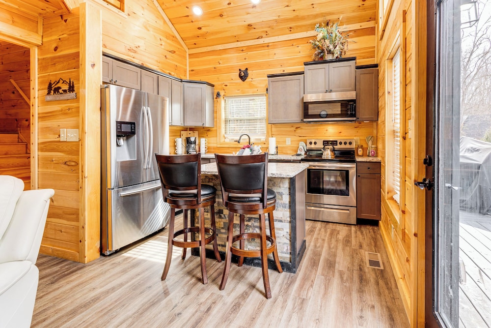 8 Mi to Dollywood: Cabin w/ Hot Tub & Decks!