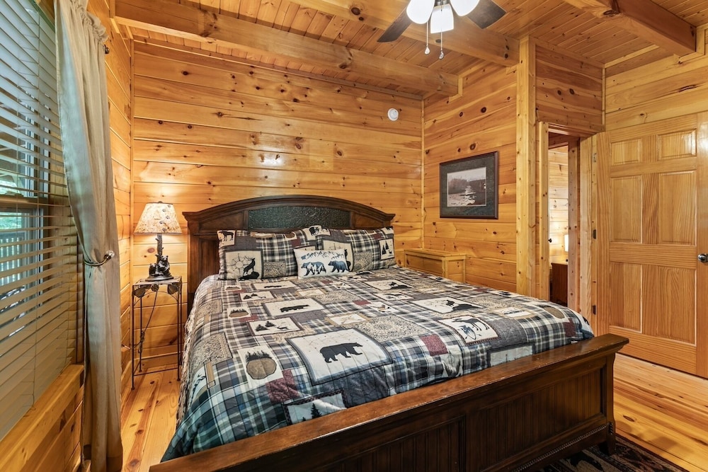 Triple Mountain View Stunning 4 BDR Cabin w/ Private Hot Tub, Game Room