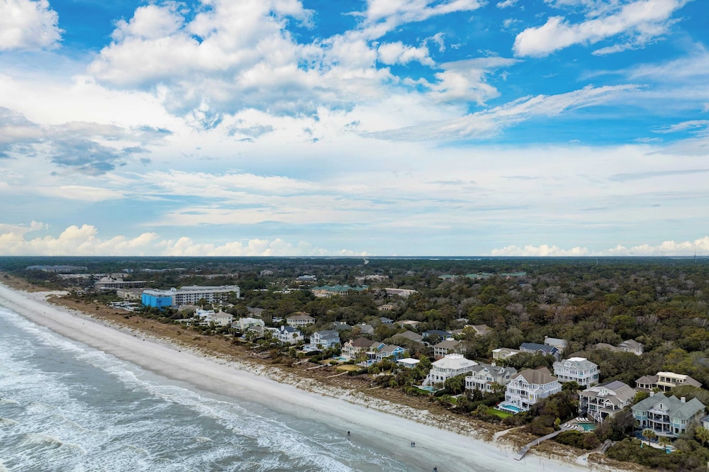 Pink Plume Coastal Escape Near Beach, Private Pool, Grill, & Luxe Interiors