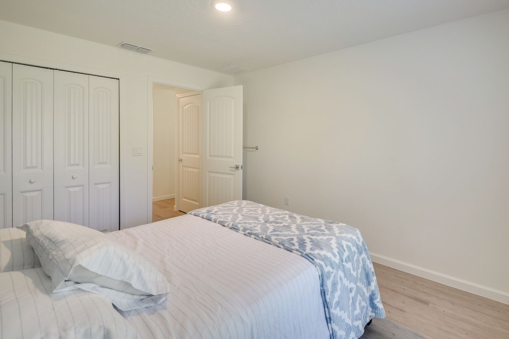 9 Mi to Beach: Brand-new Home in Palm Coast!