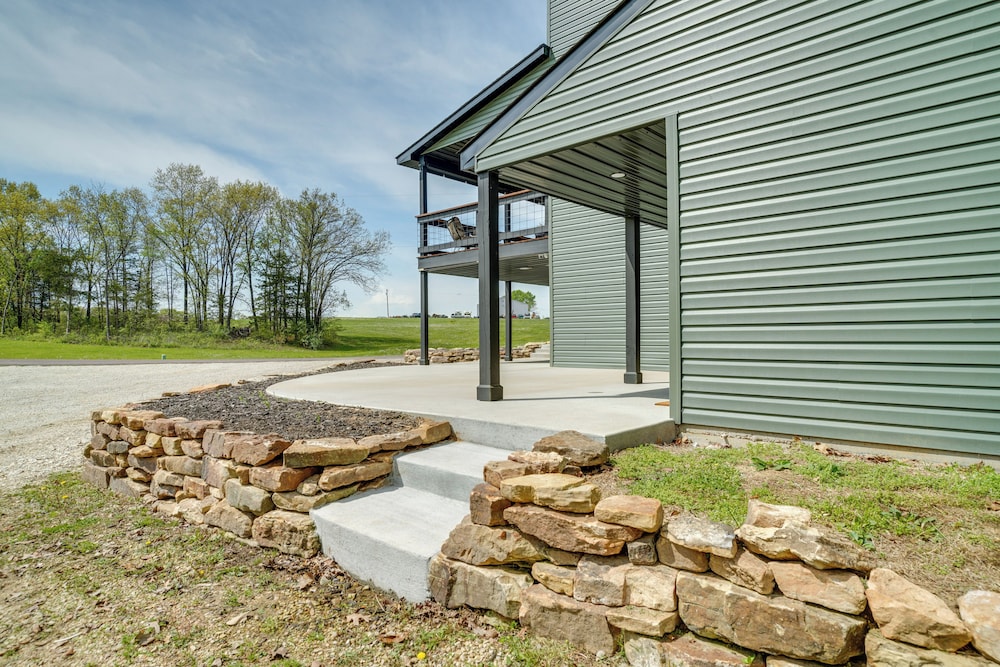 Studio Stay w/ Deck in Missouri Wine Country