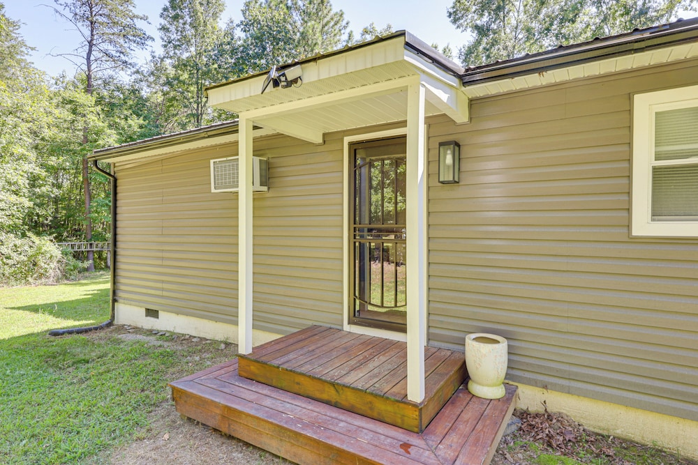 Waterfront Home w/ Deck & Yard, 4 Mi to Farmville!