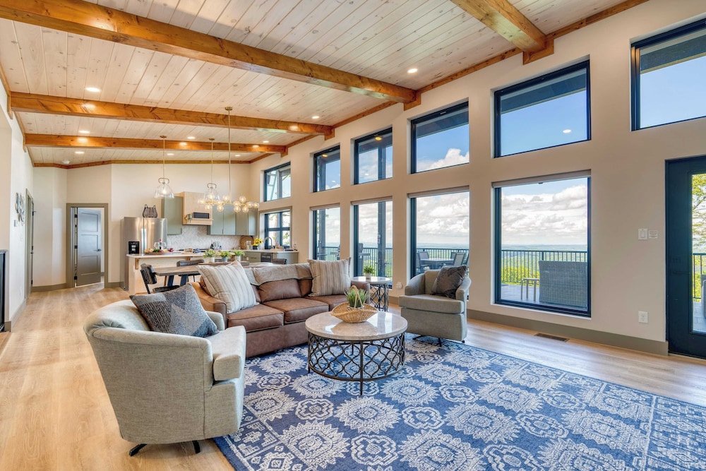 Luxury Group Retreat w/ Indoor Pool, Arcade & 56-mile Views Grand Vista Retreat