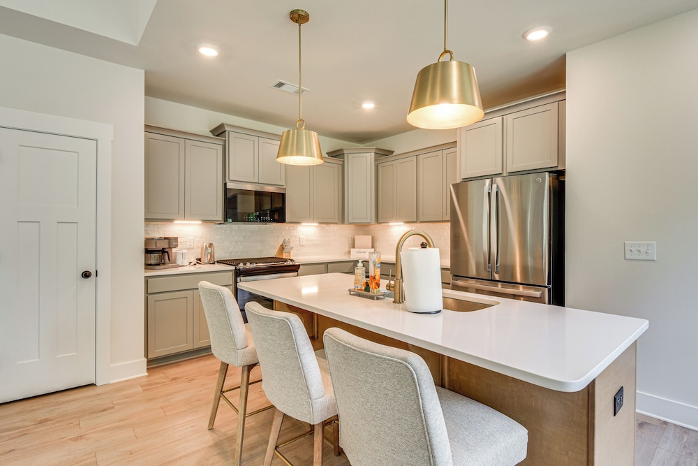 5 Mi to Memorial Stadium & Beach: Modern Townhome