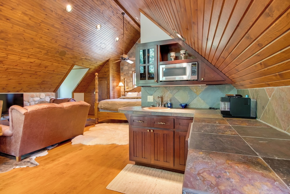 Dock Access: Romantic River Retreat in Gassville
