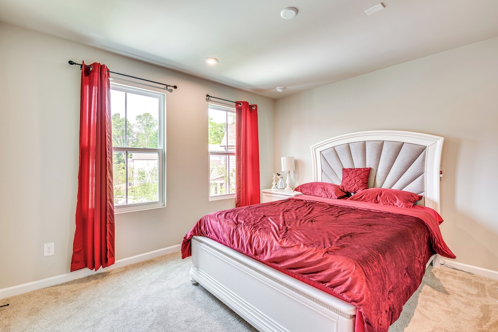11 Mi to Dtwn: Luxe Atlanta Retreat w/ Deck & Yard