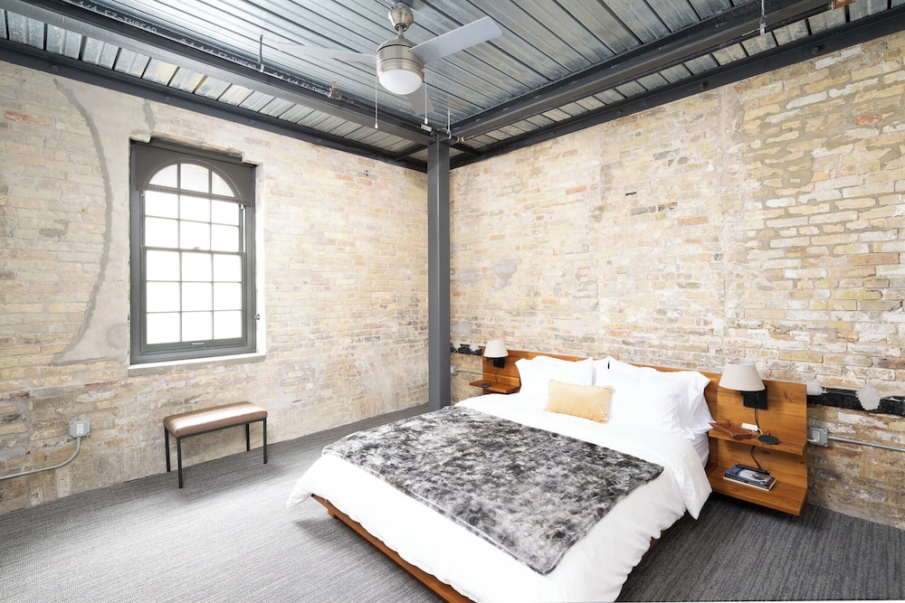 Brewery District Apartment Near Fiserv with Rooftop, Gym, and Parking