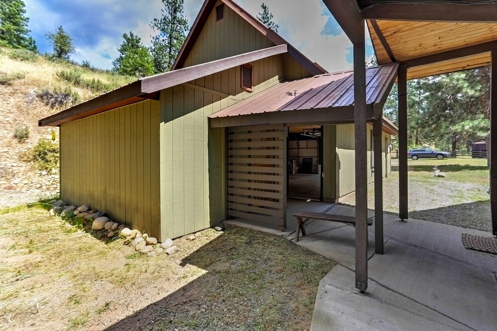 Romantic Riverfront Cottage - 1 Mile to Winthrop! view 5