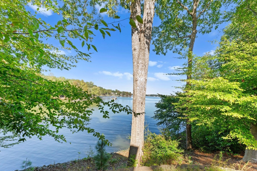 Modern Masterpiece by Avantstay Waterfront Private Dock