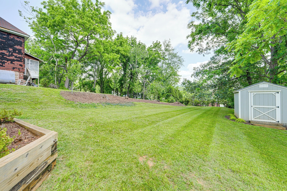 1/2 Mi to River Arts District: Home w/ Deck!