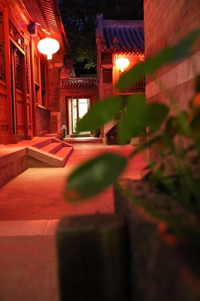 Fly By Knight Courtyard Hotel