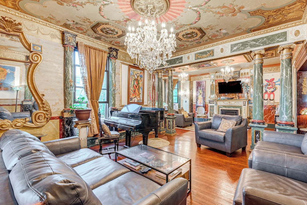 Near Downtown Scranton: Getaway w/ Patio
