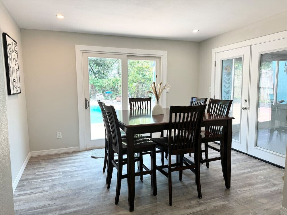 Fresh Renovated Pool Home w 5 Bedrooms Near Beach