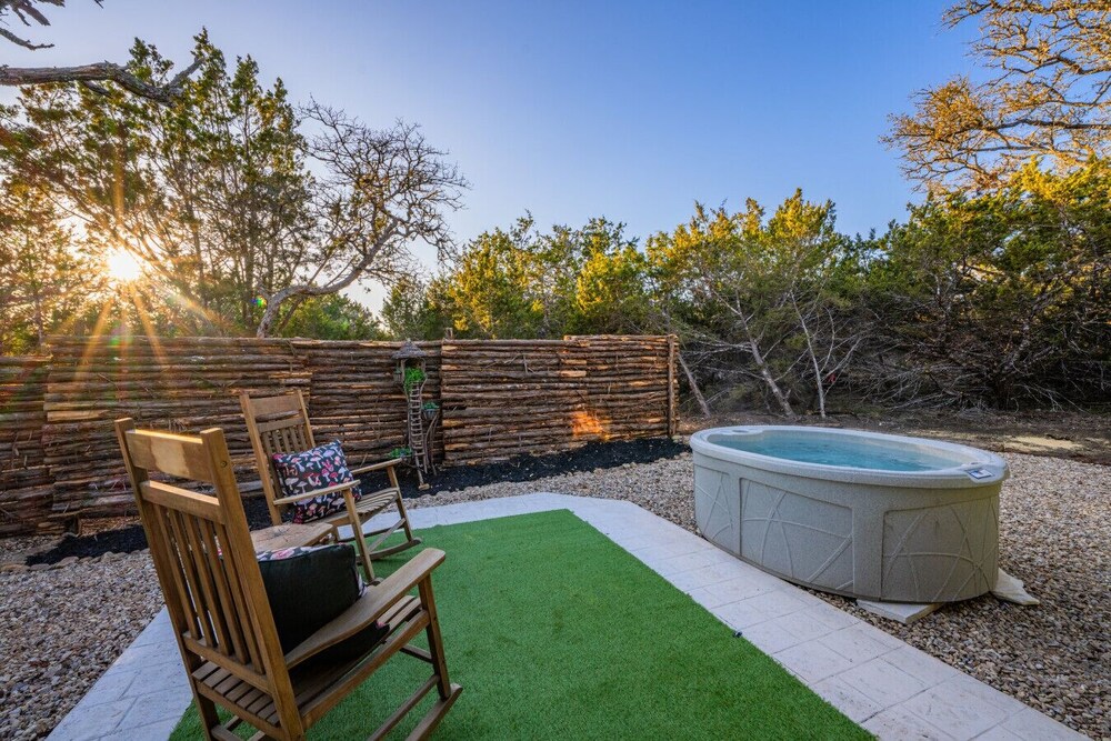 Woodsman Hobbit with Hot Tub & Fireplace