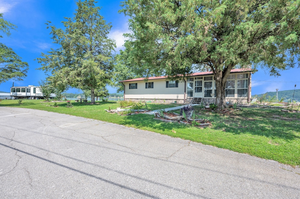 Lakeside Paradise: 4br Retreat On Neely Henry Lake 4 Bedroom Home by RedAwning view 4